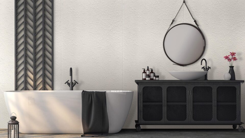 Wandverkleidung im Badezimmer mit weißen strukturierten Paneelen