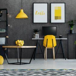 Jugendliches Zimmer in Grau und Gelb. Graue Wandpaneele mit Struktur im Samtlook