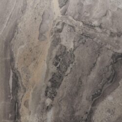 Detailaufnahme einer matten, stark marmorierten Dekoroberfläche