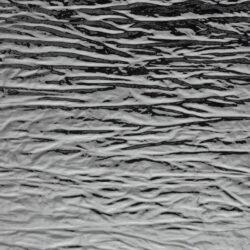 Detailaufnahme einer Silber spiegelnden und strukturierten Oberfläche im Knitter-Look