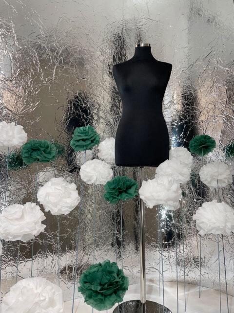 Schaufensterpuppe mit silbernen spiegelnden Strukturpaneelen