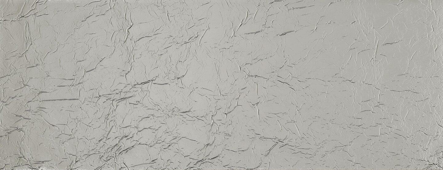 Ganzplattenfoto einer Silber reflektierenden und strukturierten Designplatte