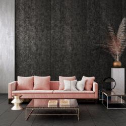 Exotisches Wohnzimmer mit strukturierten schwarzen Designpaneelen im Krokodil-Look, davor ein lachsfarbenes Sofa