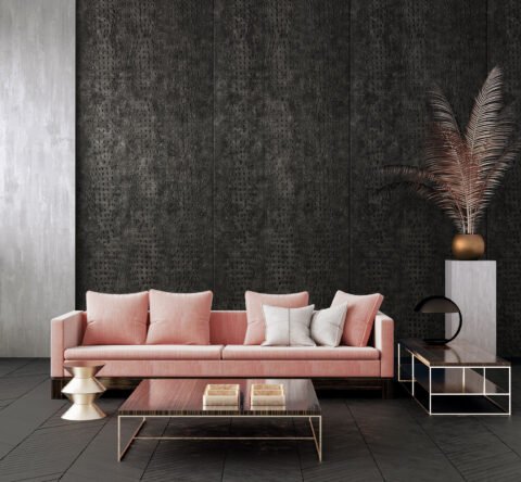 Exotisches Wohnzimmer mit strukturierten schwarzen Designpaneelen im Krokodil-Look, davor ein lachsfarbenes Sofa