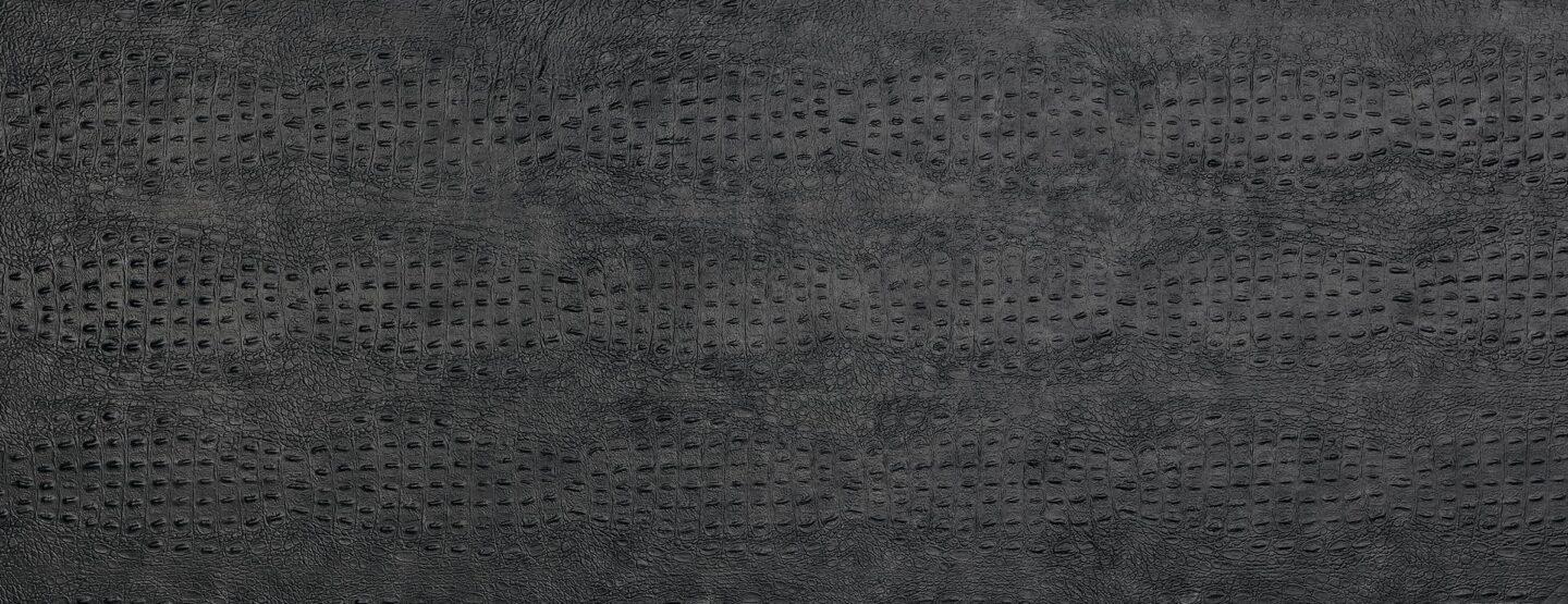 Ganzplattenfoto einer schwarzgrau strukturierten Designplatte mit ausgeprägter Krokodilmaserung