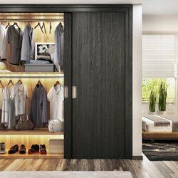 Schiebetürenschrank mit schwarz strukturierten Holzdekorplatten