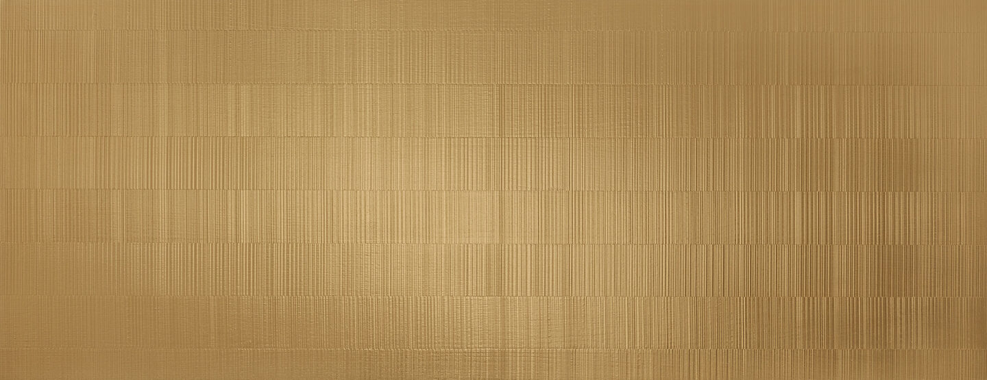 Ganzplattenfoto einer reflektierenden goldenen Designplatte mit sägerauer Struktur