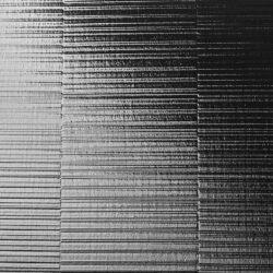 Detailaufnahme einer Silber reflektierenden und strukturierten Oberfläche in Sägerau-Optik