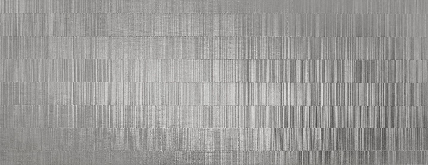 Ganzplattenfoto einer reflektierenden silbernen Designplatte mit sägerauer Struktur