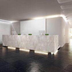 Wandverkleidung hinter Rezeption mit weißen strukturierten Designpaneelen im Rattanlook sowie Thekenverkleidung in edler Steinoptik