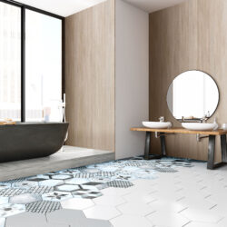 Fugenlose Wandverkleidung im Badezimmer im hellen Holzdekor