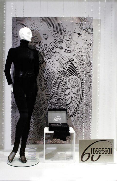 Wall in shiny gold decor with single triangular shapes, white desk in front of it