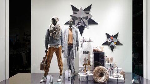 Shopwindow mit zwei Schaufensterpuppen und diversen silbernen und spiegelnden Stern-Elementen