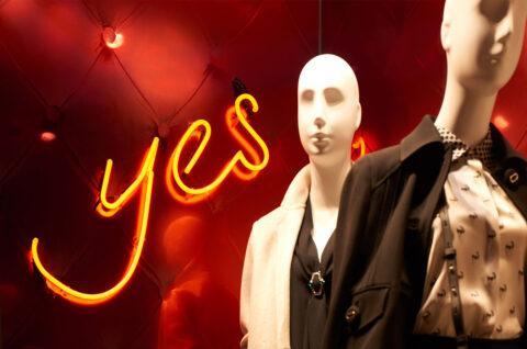 Shopwindow in rot, glänzendem Dekor mit Schriftzug 