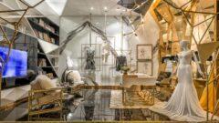 Exklusives Kleidungsgeschäft mit außergewöhnlichen Wandverkleidungen mit goldenen Spiegelelementen