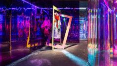 Kleidungsgeschäft mit einem Präsentationsrahmen aus einem schillernden Dekor von gelb bis rosa