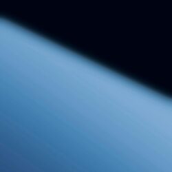 Detailaufnahme spiegelndes, blaues Dekor