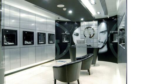 Jewelry store with large presentation areas in silver and black furnishings