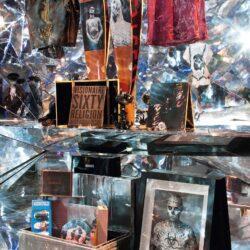 Shopwindow in Spiegeloptik mit verschiedenen Artikeln in Rockeroptik