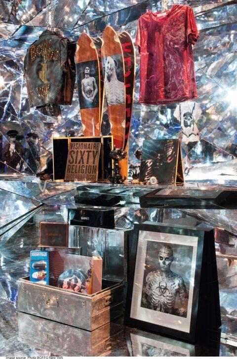 Shopwindow in mirror optics with different articles in rocker optics