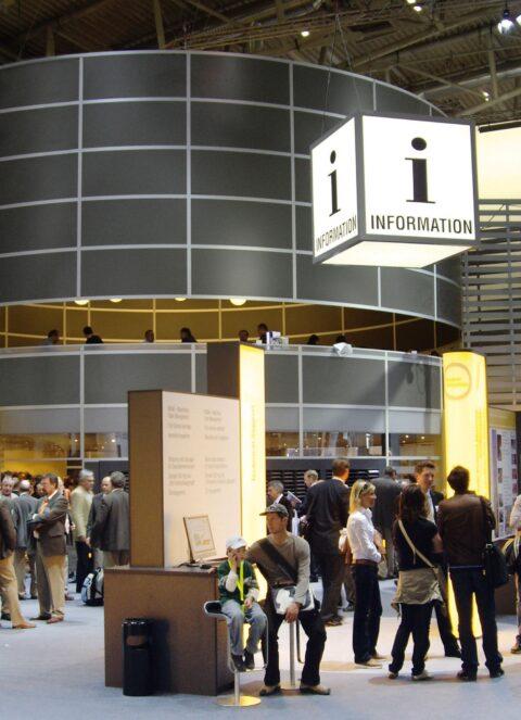 Informationsstand auf einer Messe mit grauen Elementen
