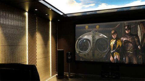 Dunkler Raum mit großer Leinwand und Wänden in gold verkleidet