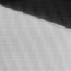 Detailaufnahme spiegelndes Mosaikdekor in Silber