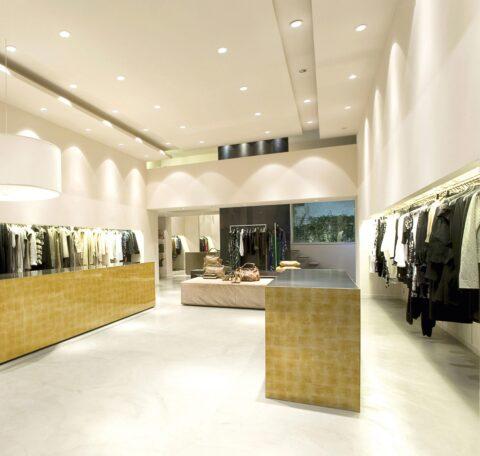 Kleidungsgeschäft mit Pulten in gold, gemustertem, hochglänzendem Design