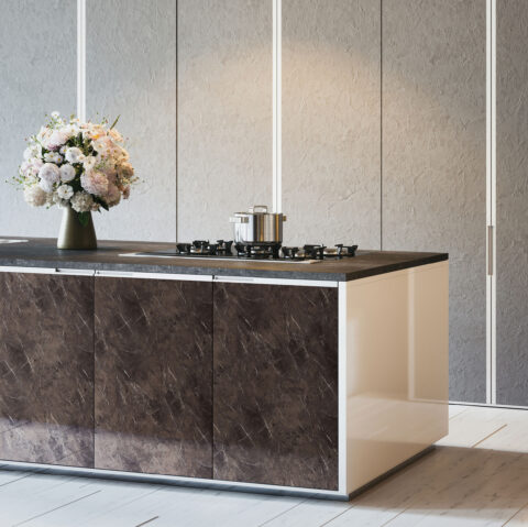 Freistehende Kücheninsel mit braunen hochglänzenden Marmorfronten