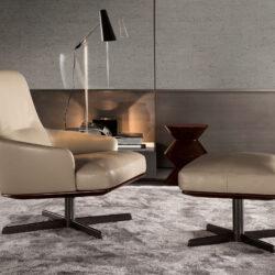 Beige Sitzgelegenheit aus Leder mit dunkelgrauer hochglänzender Wand im Hintergrund