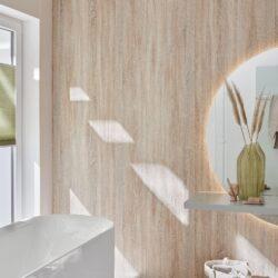 Fugenlose Badezimmerwand in Holzoptik