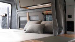 Schlafbereich im Caravan mit gestanzten Dekorpaneelen im Lederlook