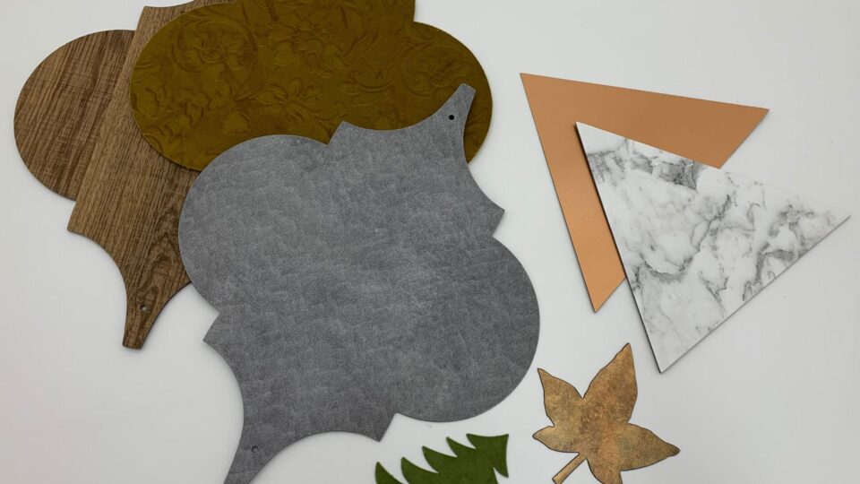 Verschiedene gestanzte Flachteile aus unterschiedlichen Materialien nebeneinander aufgelegt