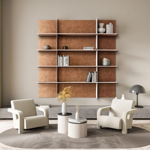 modernes weißes Regal mit kupferfarbenen Lederelemente im Reptilienlook im Hintergrund, Davor zwei weiße Stühle und 2 Beistelltische