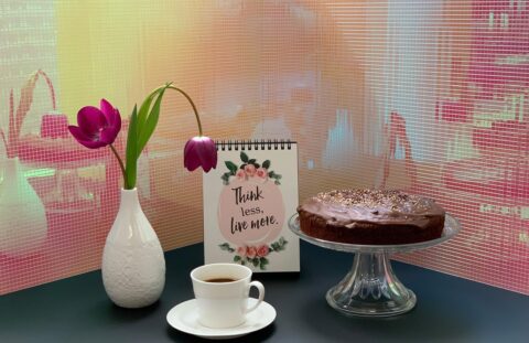 Frischer Kuchen, vor schillernder Dekorwand im Mosaiklook