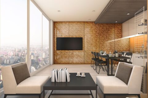 Wohn-Essraum mit hochglänzenden kupferfarbenen Wandpaneelen im Vintage-Look