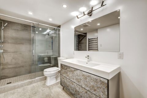 Helles Badezimmer mit einem Waschtischverbau im Vintage-Look