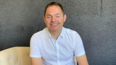 Portraitbild Mann vor dunklem Hintergrund