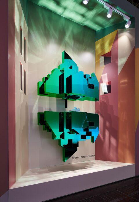 Futuristischer Shopwindowpräsenter in Form eines Eisberges, in blau/grün schillernd darauf ein Sportschuh