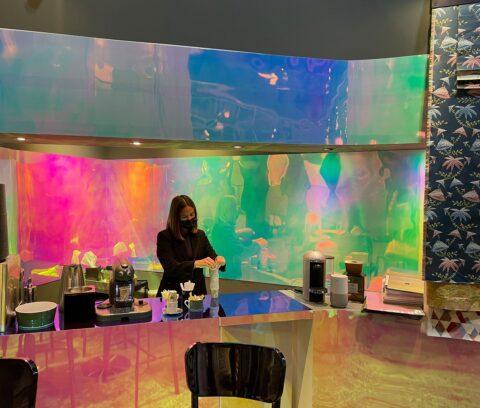 Barverkleidung mit Dekorplatten in schillernden Farben von gelb, rose bis blau/grün