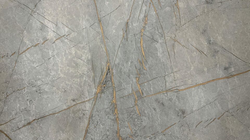 Detailaufnahme eines grauen Steins mit goldenen Adern