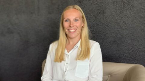 Portraitbild Frau vor dunklem Hintergrund