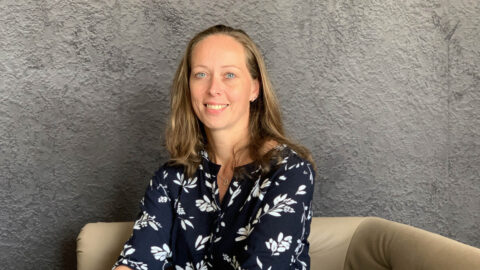Portraitbild Frau vor dunklem Hintergrund