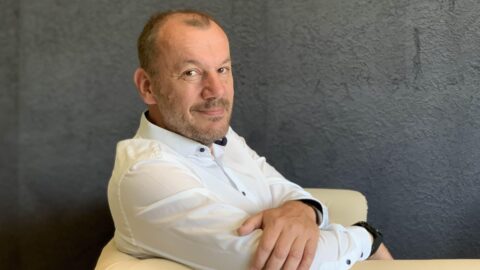 Portraitbild Mann vor dunklem Hintergrund