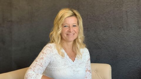 Portraitbild Frau vor dunklem Hintergrund