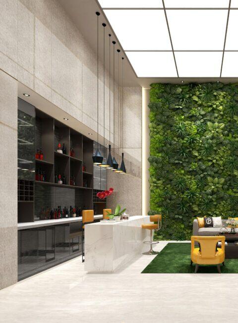 Hoher, offener Raum mit Bar und hochglänzenden Wandpaneelen im fein strukturierten Reptilienlook.
