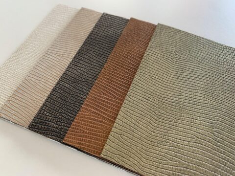 Musterfächer in verschiedenen Farben mit metallischer Leguanstruktur