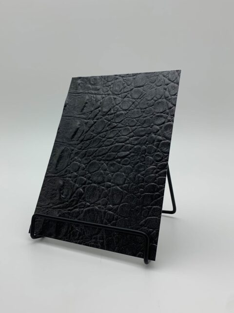 Detailaufnahme in der Größe A5 des strukturierten Dekors SL CROCO CLASSY Black