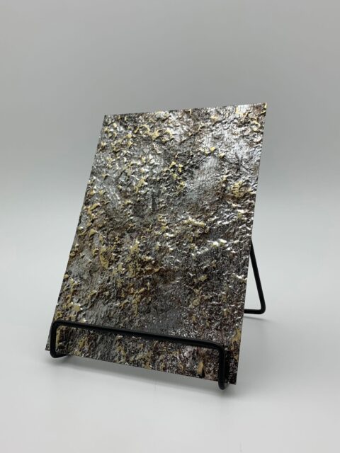 Detailaufnahme in der Größe A5 des strukturierten Dekors SL LAVA VINTAGE Gold