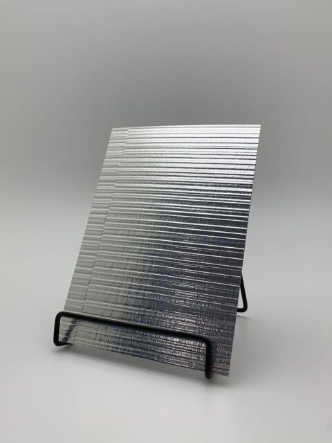 Detailaufnahme in der Größe A5 des strukturierten Dekors SL NOTCH Silver matt